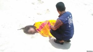 n-migration-agency-staff-tend-to-the-remains-of-a-deceased-migrant-on-a-beach-in-yemen